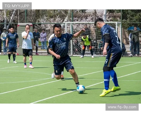 沙滩上书写梦想与激情 足球助力青春与活力的碰撞